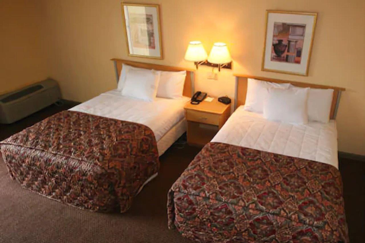 Knights Inn Six Flags Lodge West Стая снимка